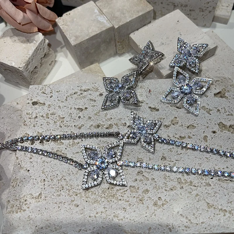 四つ葉のクローバーをどう選ぶ？その意味と魅力を、日常のなかで体感できるアイテムに変える