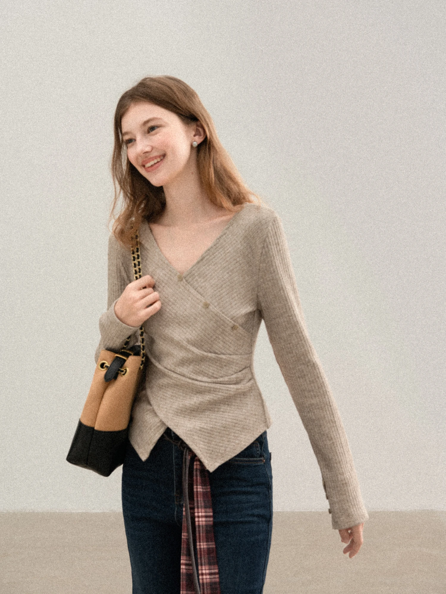 レトロデザインの交差ニットVネックTシャツ【女性用・秋季・スリムフィット・長袖】