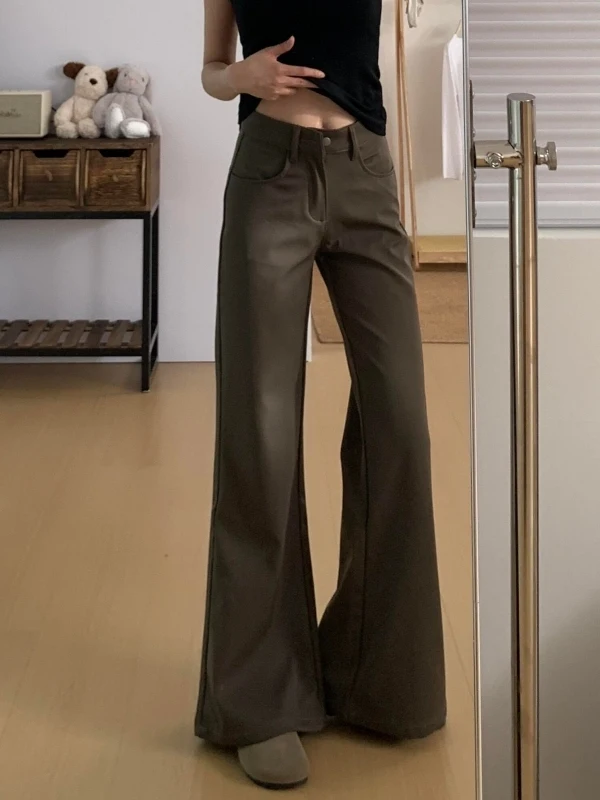 コーヒーカラーのフレアパンツ：ゆったりシルエットで秋の日常を快適に