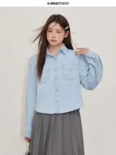 無襟デザインのジャケットとAラインスカート、デニムシャツのコーディネート（セットアップ対応）