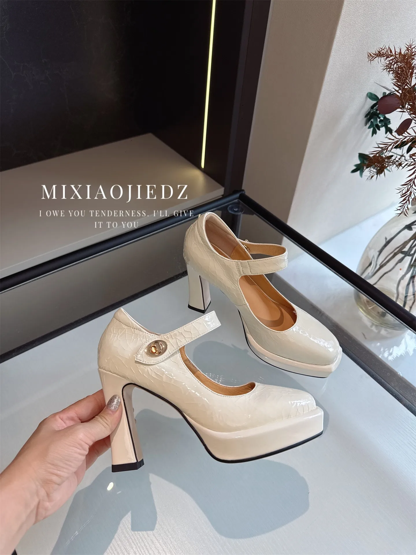 4センチヒールパンプスと5センチヒールパンプスのバランスを取るなら、この1本がおすすめ？