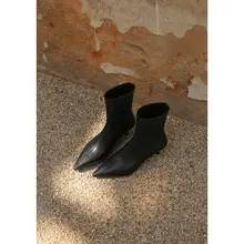 羊皮製 スタイリッシュな細ヒールショートブーツ【アンクルブーツ・伸縮性あり】