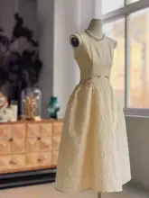 立体感のある白い結婚式用ドレス【収腰デザイン・フレアスカート・夏用】（セットアップ対応）