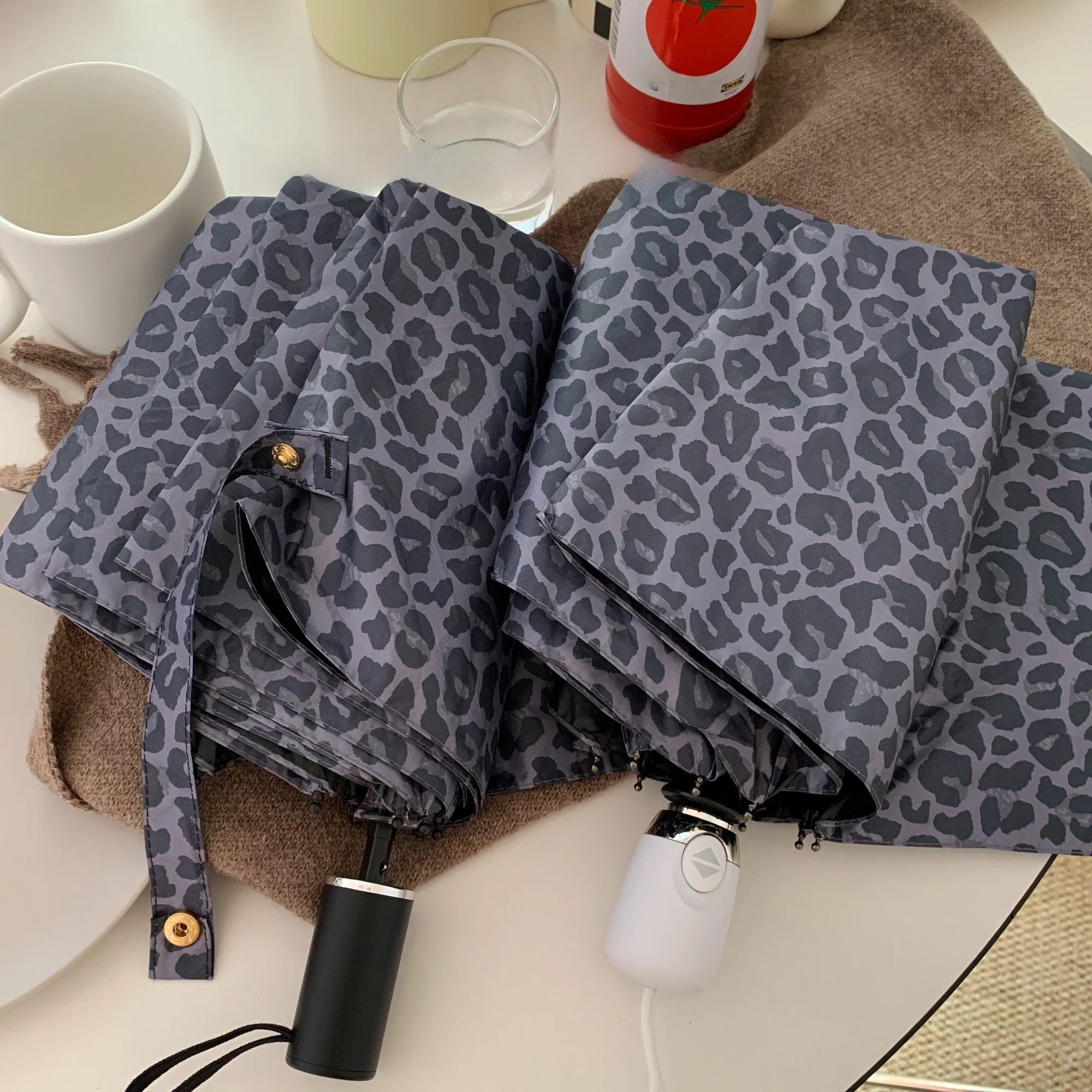 可愛いヒョウ柄の全自動晴雨兼用傘：あつ森雨の日の活動に最適な屋根作りのための実用アイテム
