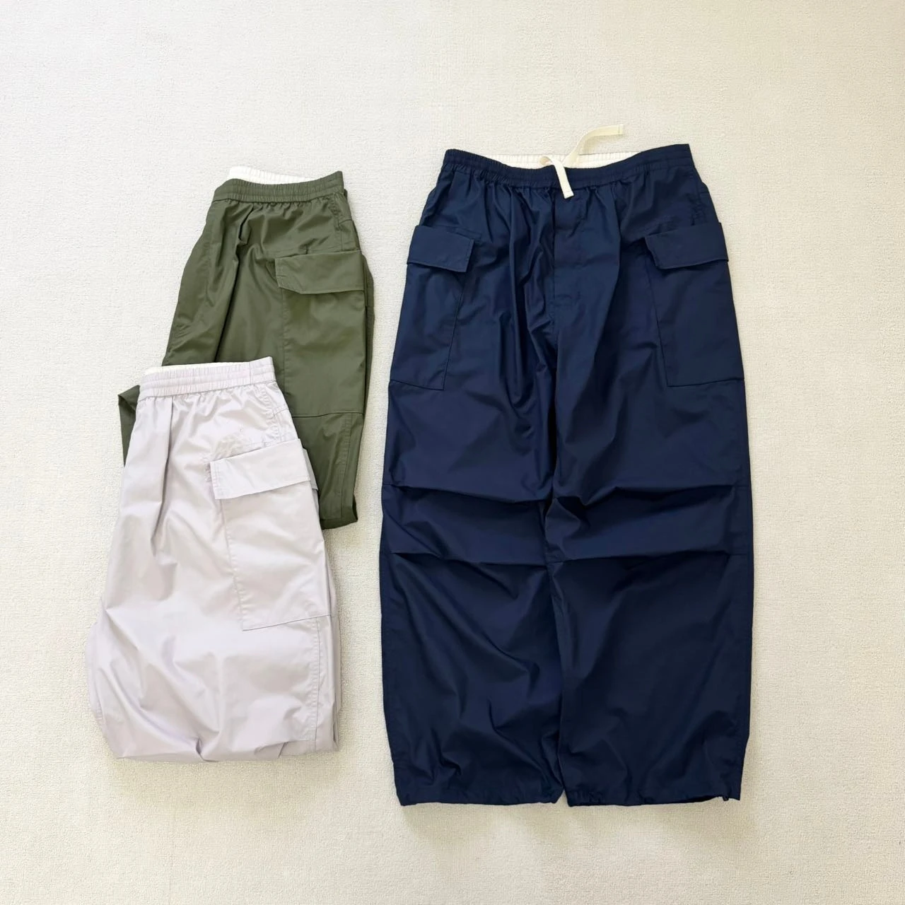 カーゴパンツの着こなしで迷うなら、この1本で解決できる？