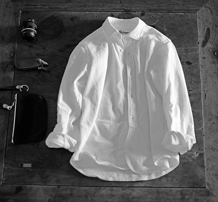 教官ストライプ模様の丸い裾デザインシャツ：制服風の着こなしと四季通用の実用性
