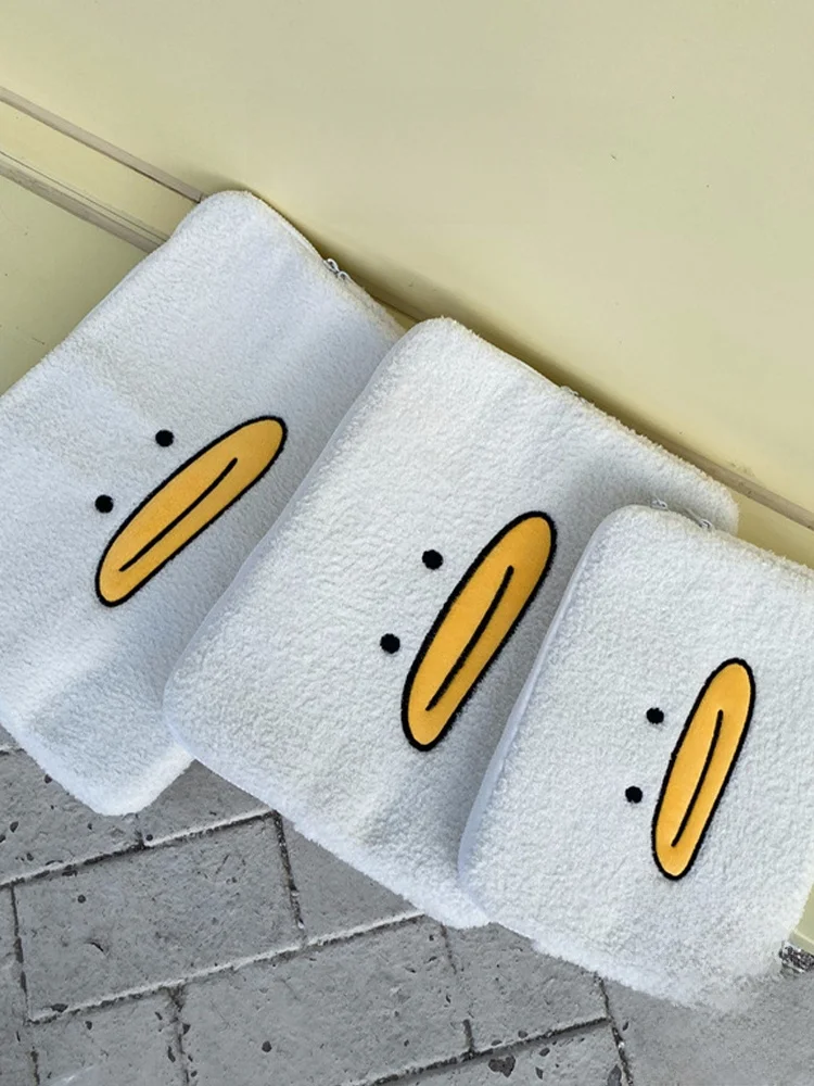 毛足のある刺繍入りイエローダックiPadケースの使い方と実際の使用シーン