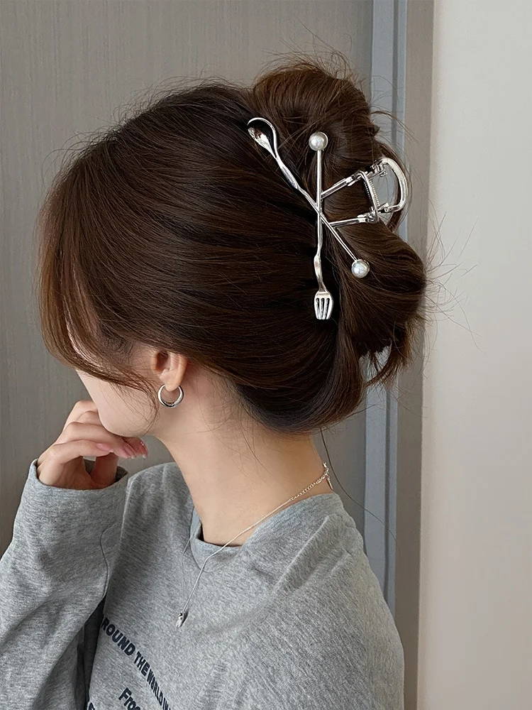 ミラールックで失敗しない髪型は、実は「フォークとスプーン」のヘアピンから始まる？