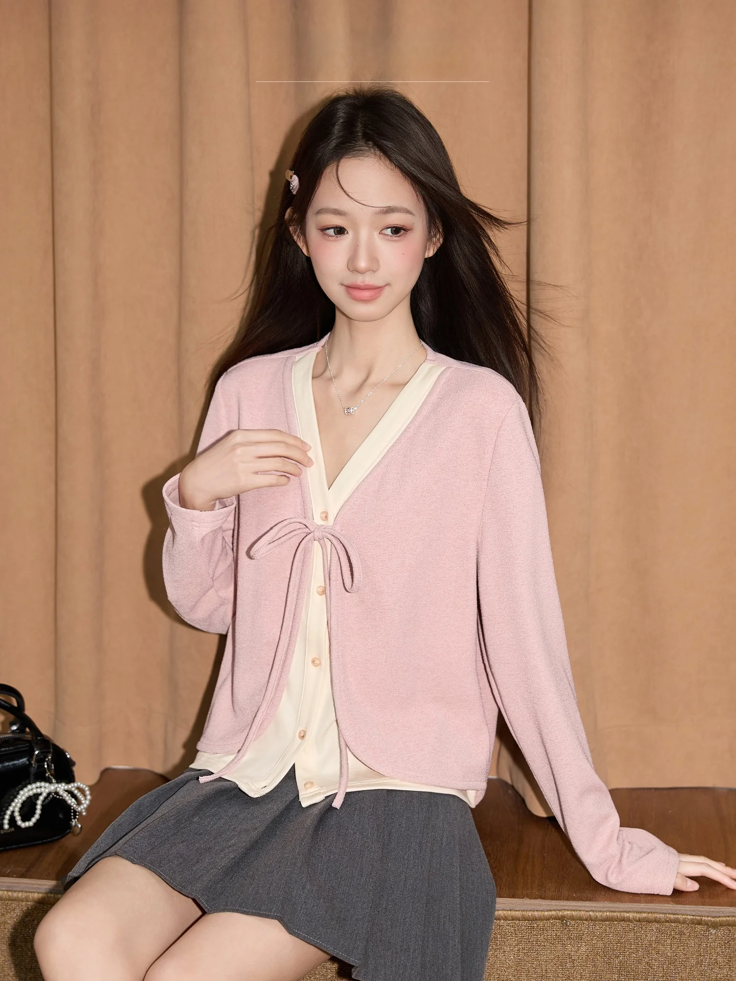 春秋用の短丈ピンクVネック長袖Tシャツ【リボンデザイン・レイヤード風】