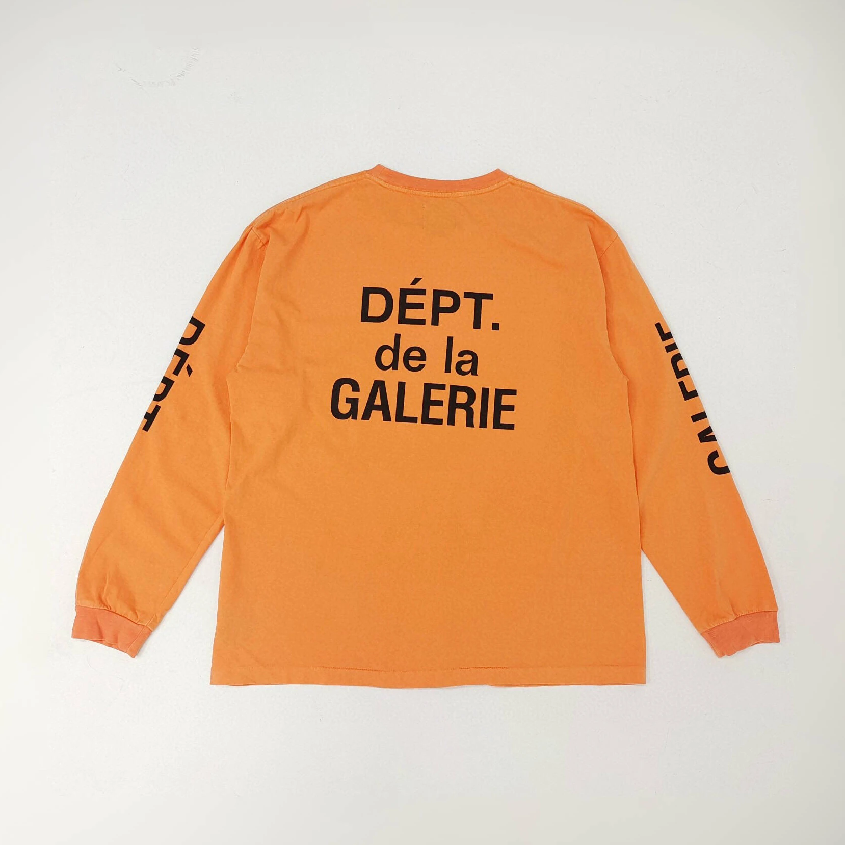 オレンジ色のゆったりとした長袖Tシャツ【ヴィンテージ風・ウォッシュ加工】の特徴と実用性