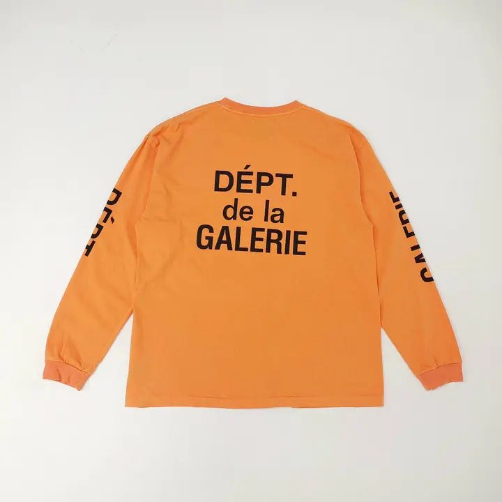 オレンジ色のゆったりとした長袖Tシャツ【ヴィンテージ風・ウォッシュ加工】