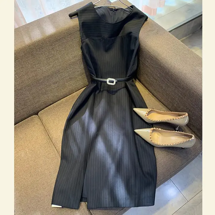 ストライプデザインのノースリーブドレス【ウエスト絞り・通勤・大人の女性向け】