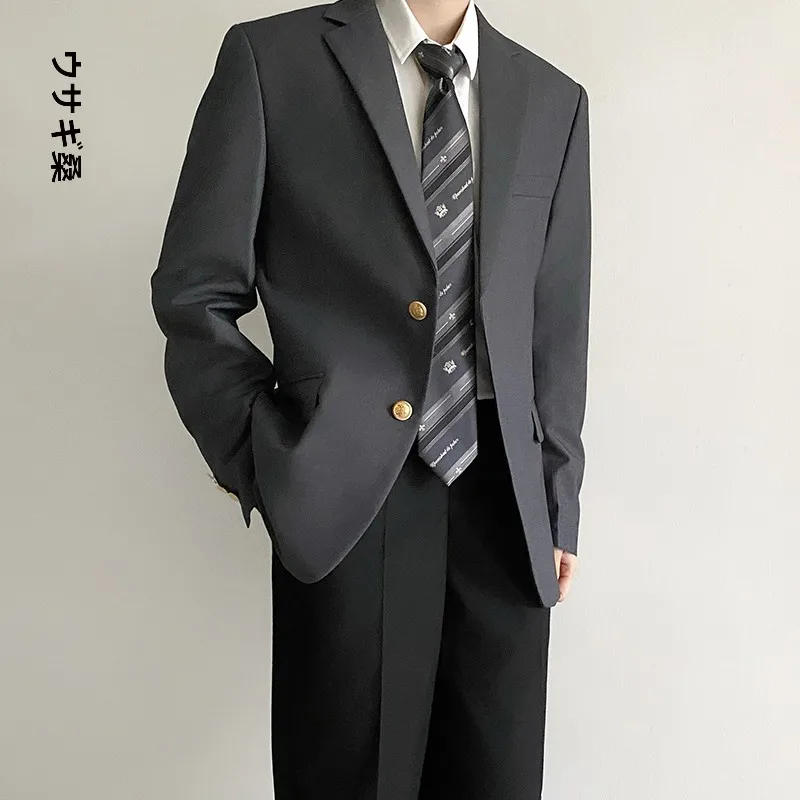 シンプルでスタイリッシュなグレーカジュアルスーツジャケット：中古製服販売における若者向け百搭デザインの実用性