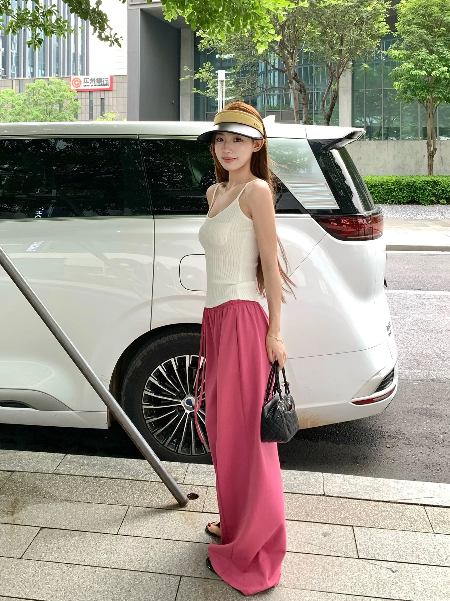 フィット ピンクのストレートカジュアルパンツ：2026夏の通勤風スタイルに最適な高腰直筒デザイン