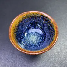 手作りの金糸模様が美しいブルー孔雀の茶杯【鉄胎陶器・高級天目・品茶用】（セットアップ対応）