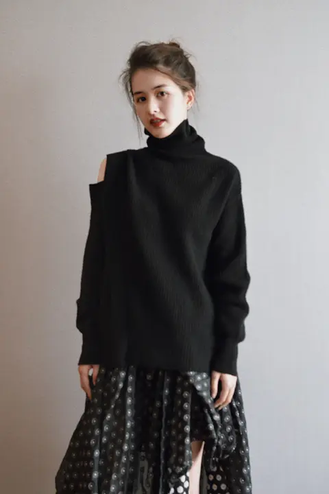 黒のハーフオフショルダー ハイネックニット【全羊毛・秋冬用】
