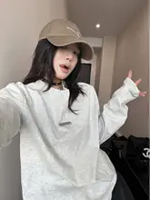 立体構造デザインのラウンドネック長袖Tシャツ【女性用・ゆったりフィット・レトロ感あふれるスタイル】