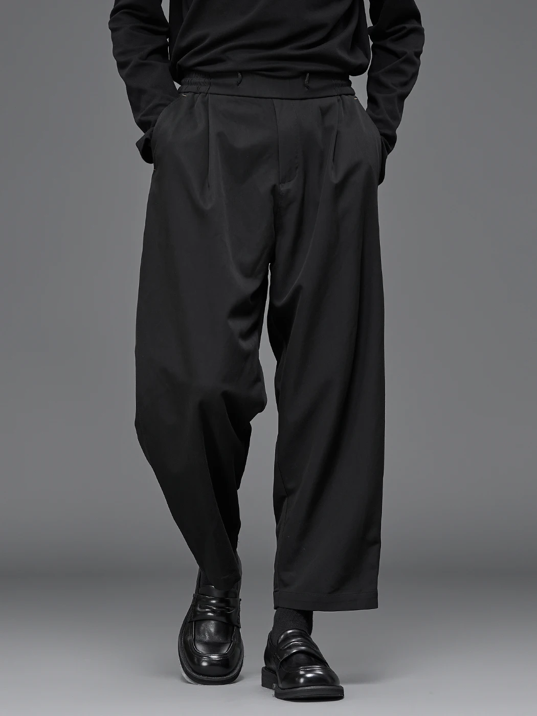 通勤服40代に「あると便利なもの」は、本当にシンプルな黒いパンツなのか？