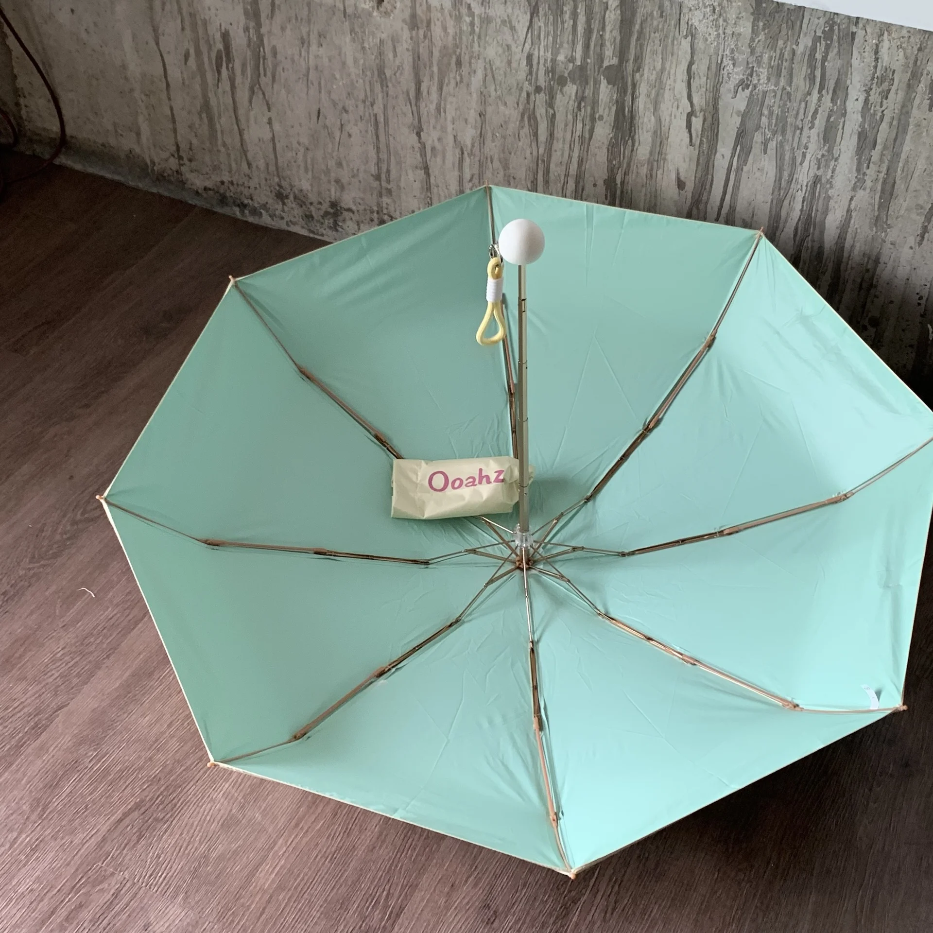 雨の日でも崩れにくいきれいめレイヤーは、実は傘の選び方が鍵？