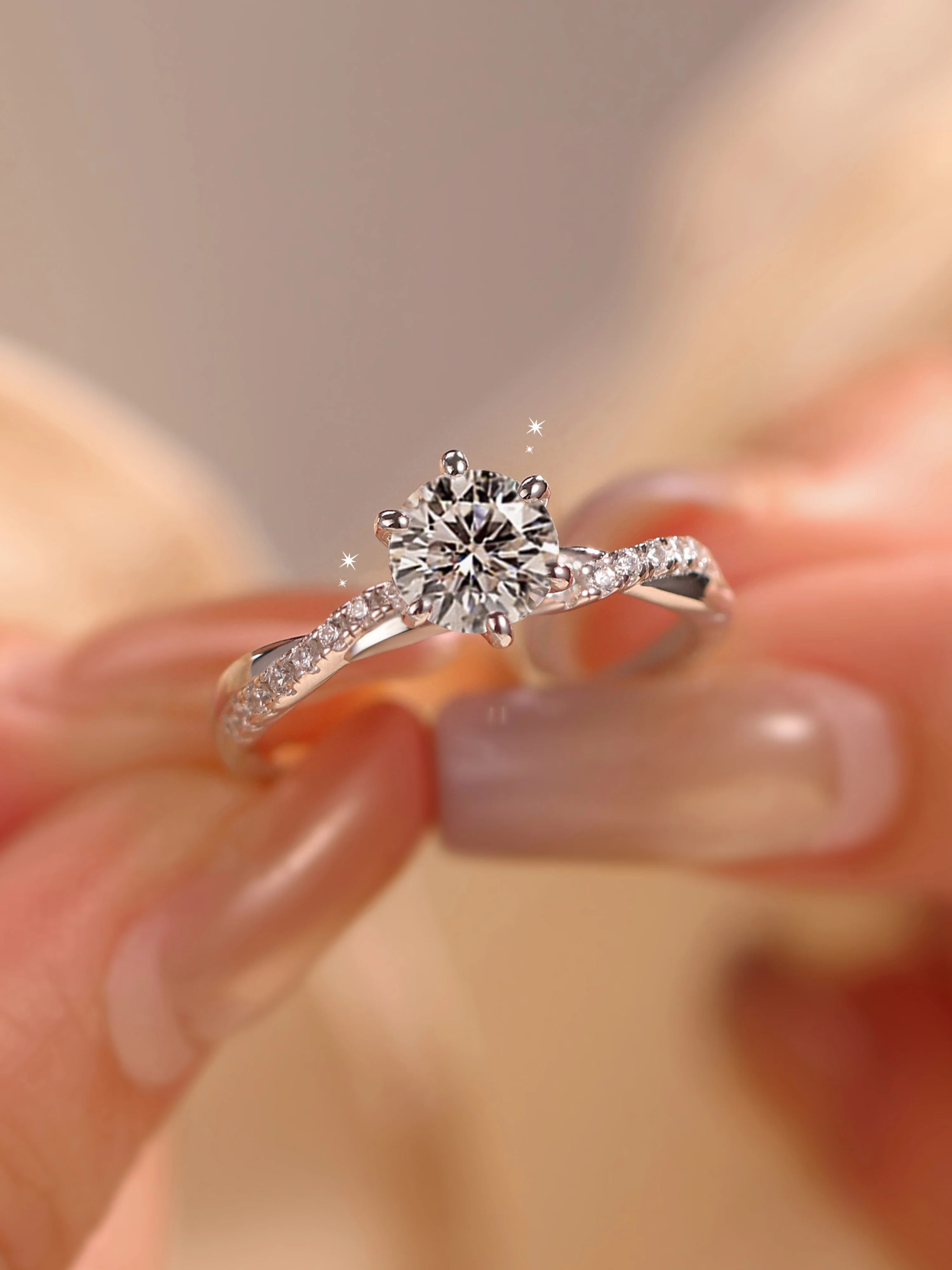 おしゃれな人が選ぶ 結婚指輪：秘藍のクラウンモアサナイトリングが提供する高級感と実用性