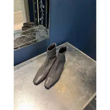 グレーのショートブーツ【スタイリッシュな低ヒール・おしゃれなコーディネートに最適】