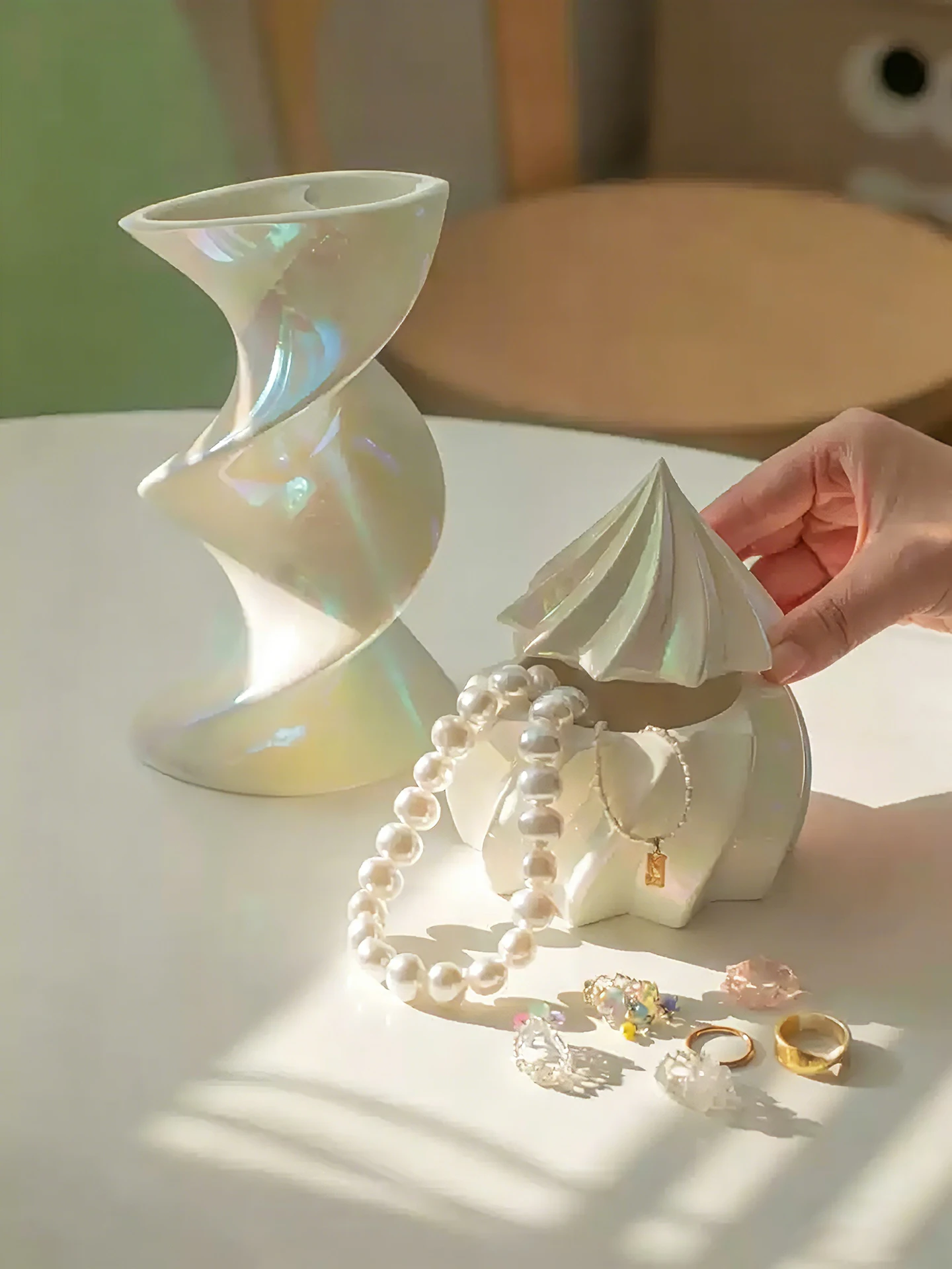 クリーム型デスク収納ボックス：陶器製のシンプルインテリア小物でモデルを効率的に収納