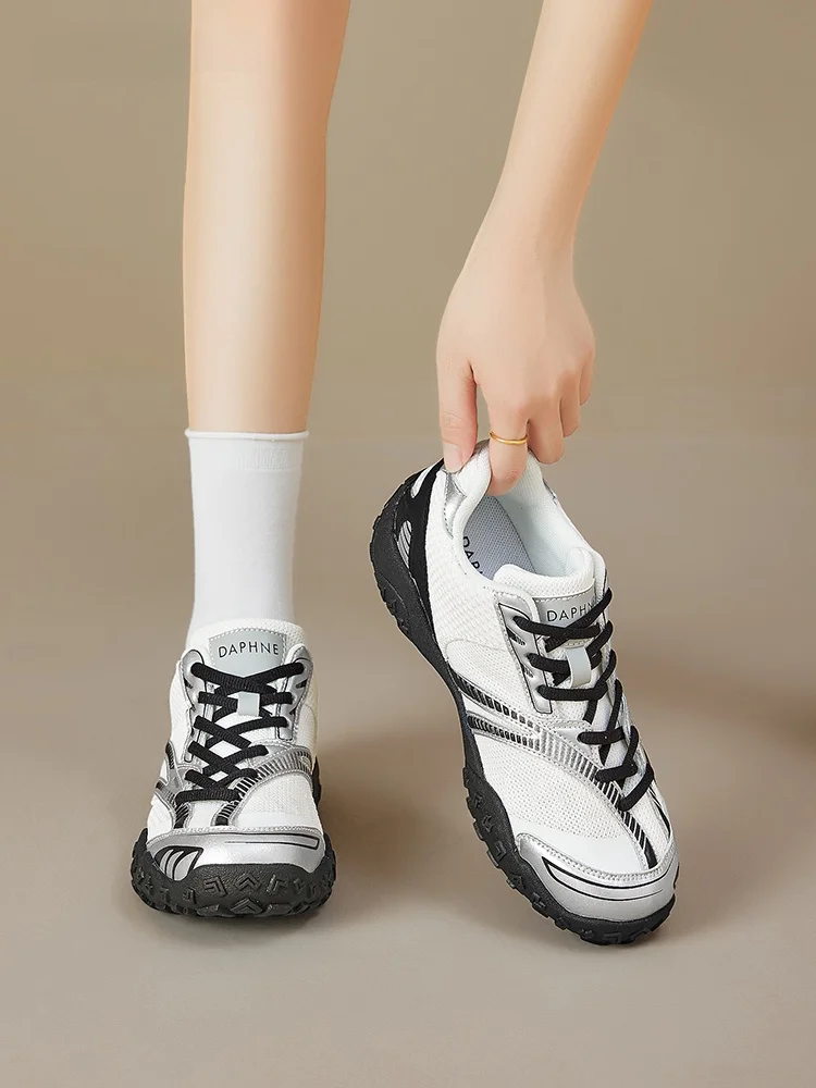 厚底デザインの女性用トレーニングシューズ：快適性とスポーティな日常使いの実証