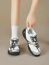 厚底デザインの女性用トレーニングシューズ【機能性・快適・スポーティ】