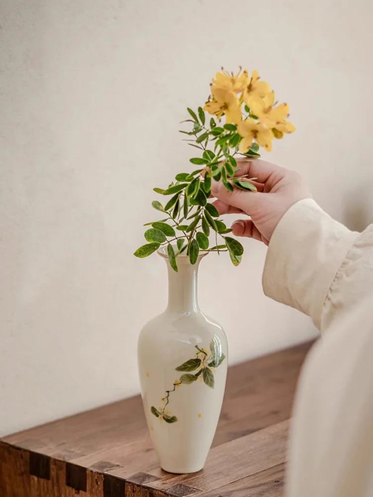 かすみ草の花瓶としてのヴィンテージ風陶器花器：中式スタイルの台面花瓶使い方と特性
