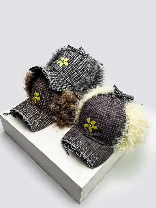 チェック柄の刺繍入りボアキャップ【男女兼用・保温・耳あて付き】