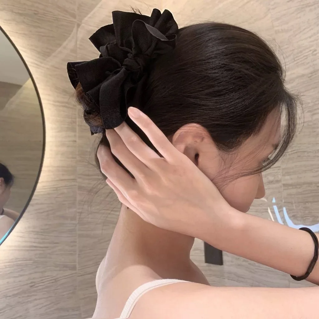 立体感のあるサテンリボンヘアクリップ：トップボリュームを自然に演出するデザインと機能