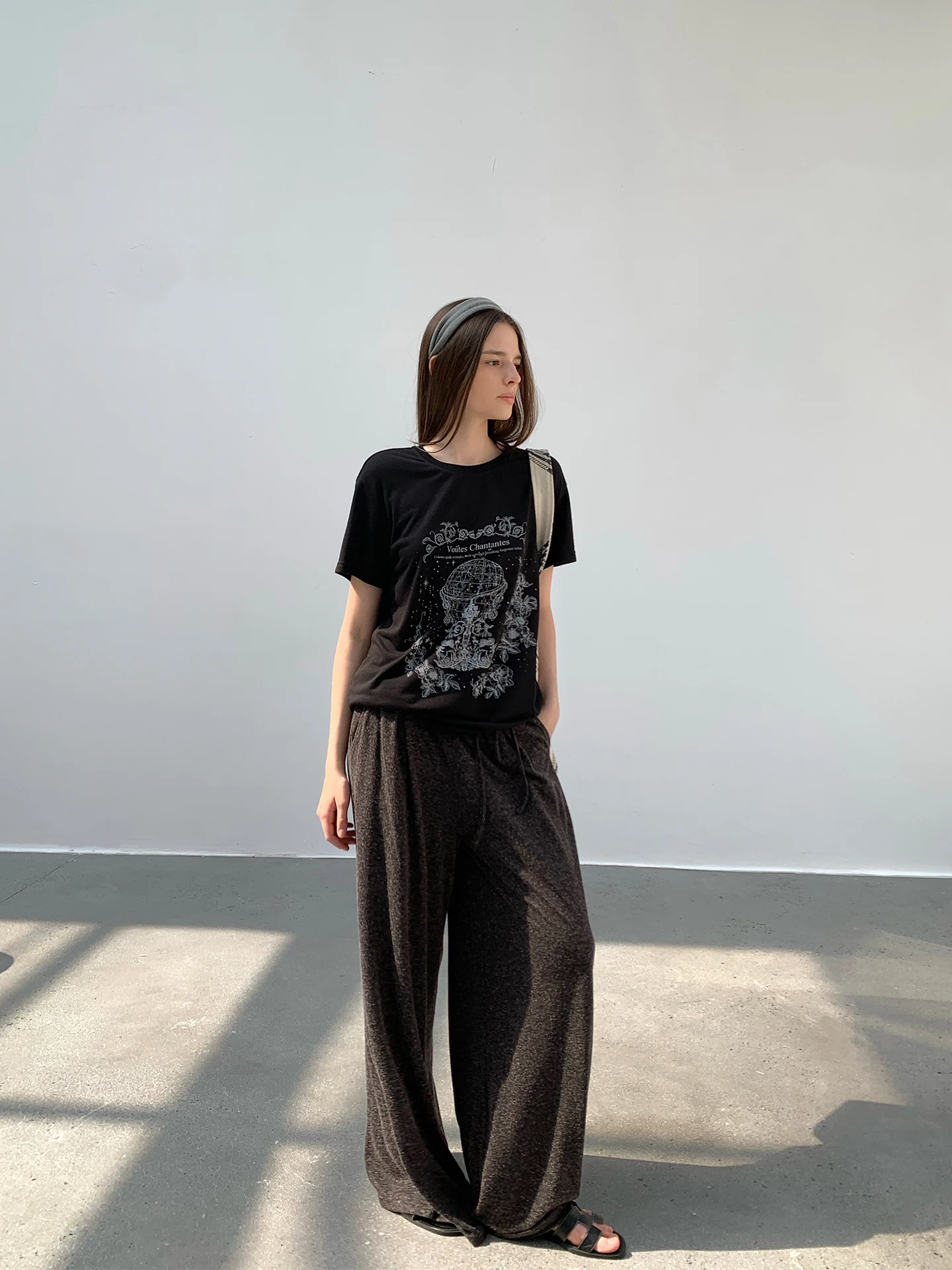 「tシャツ アレンジ」でかっこいい着こなしを実現するには？手描き花柄Tシャツの使い方を徹底解説