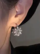 洗練されたデザイン！ジルコニア雪の結晶イヤリング【秋冬用・上品な雰囲気・耳掛けタイプ】