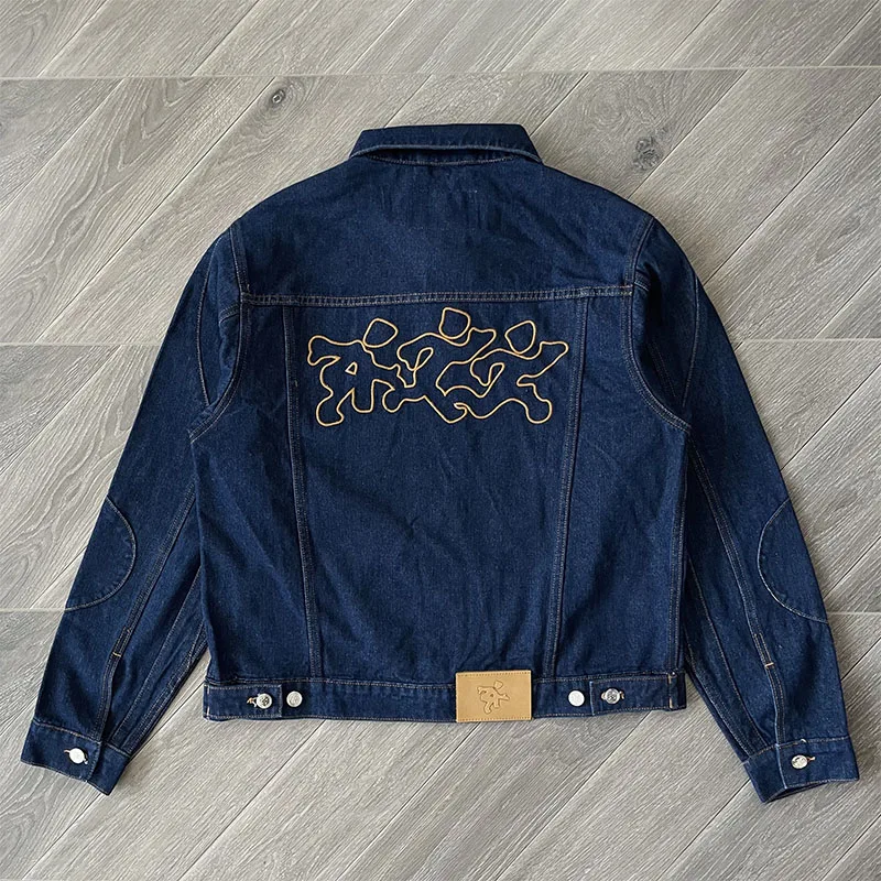刺繍入りデニムジャケットとパンツは、どんなシーンで活躍するの？