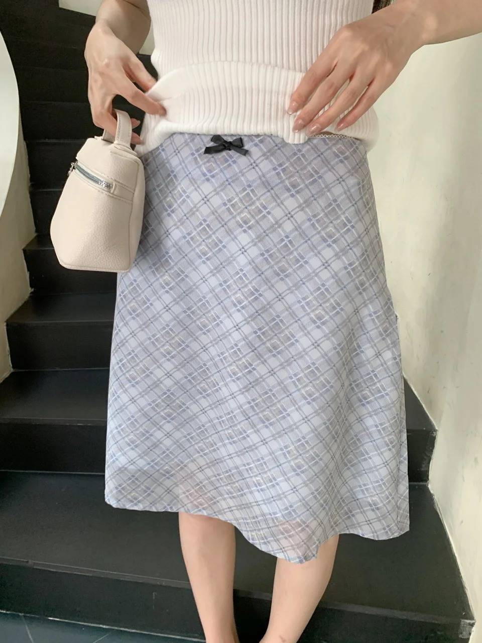 白色ハイネックニットと青いチェックスカート：20代女性の夏コーデに最適なセットアップ