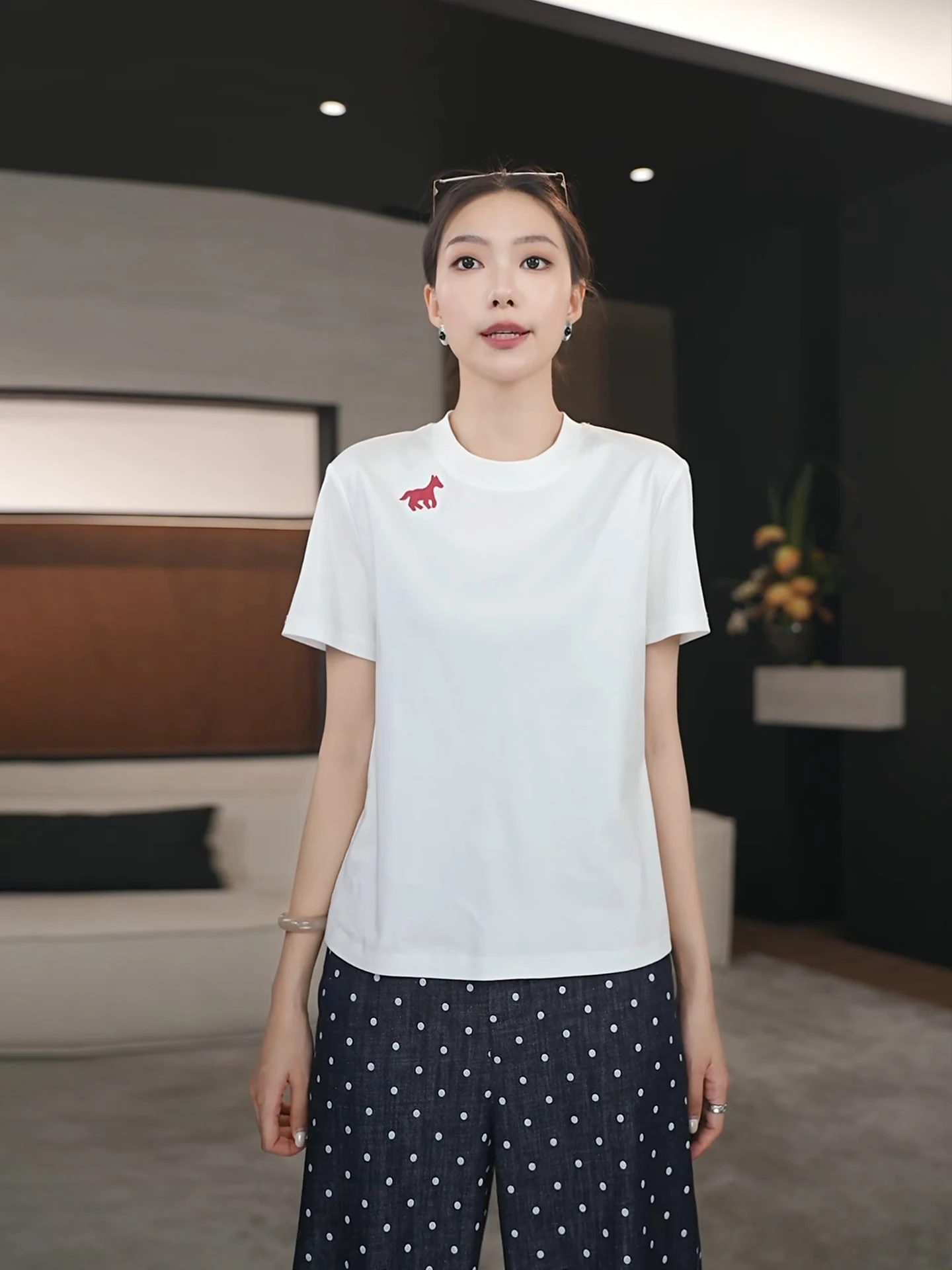 刺繍デザインの白いコットン短袖Tシャツ：レディース向けの日常使いに最適な通気性とデザイン