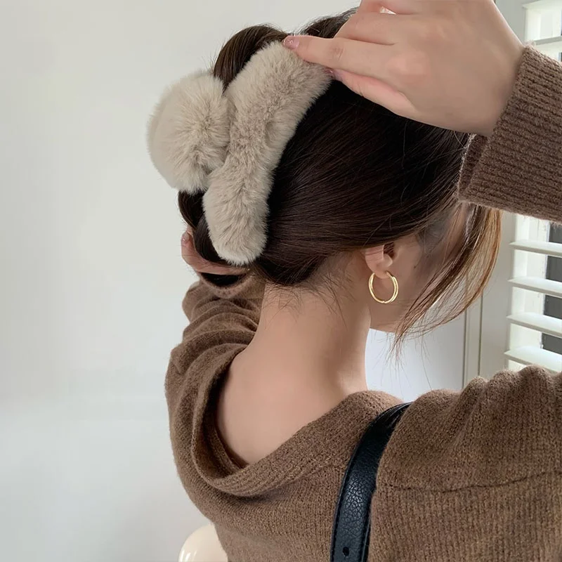 大きいサイズのふわふわヘアクリップで頭頂部ボリュームを簡単に実現