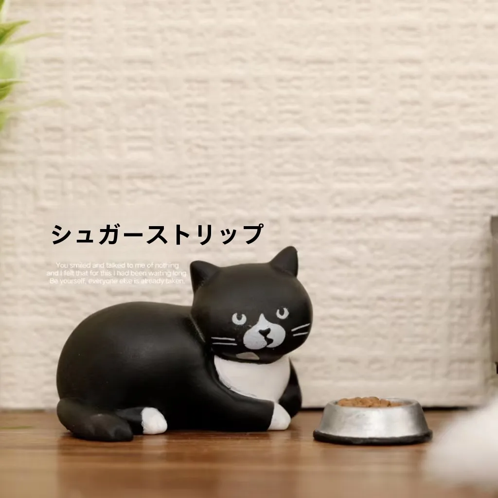 黒と白の猫が家にいる意味は？リアルな暮らしに溶け込む、猫フィギュアの選び方