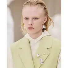 金属製風鈴ランの花のブローチ【高級チューリップデザイン・女性用】