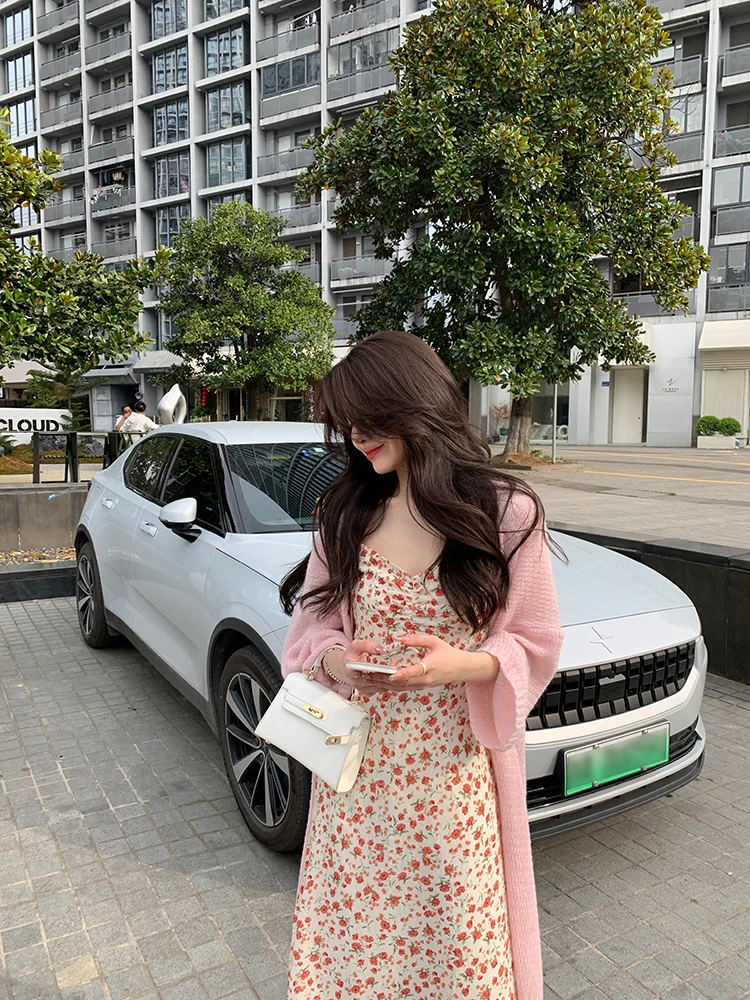 ピンクカーディガン コーデ 韓国風のシンプルスタイルとは？