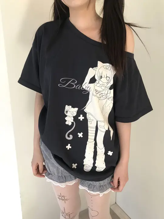 オリジナルアニメ少女デザインの斜め肩短袖Tシャツ【透け感・多用途】