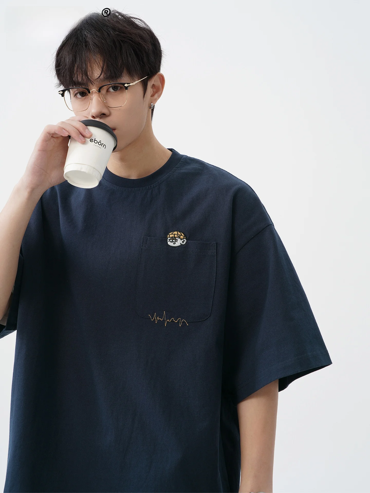 メンズ半袖Tシャツの通気性とデザイン：刺繍入りコットンTシャツの実用性解析