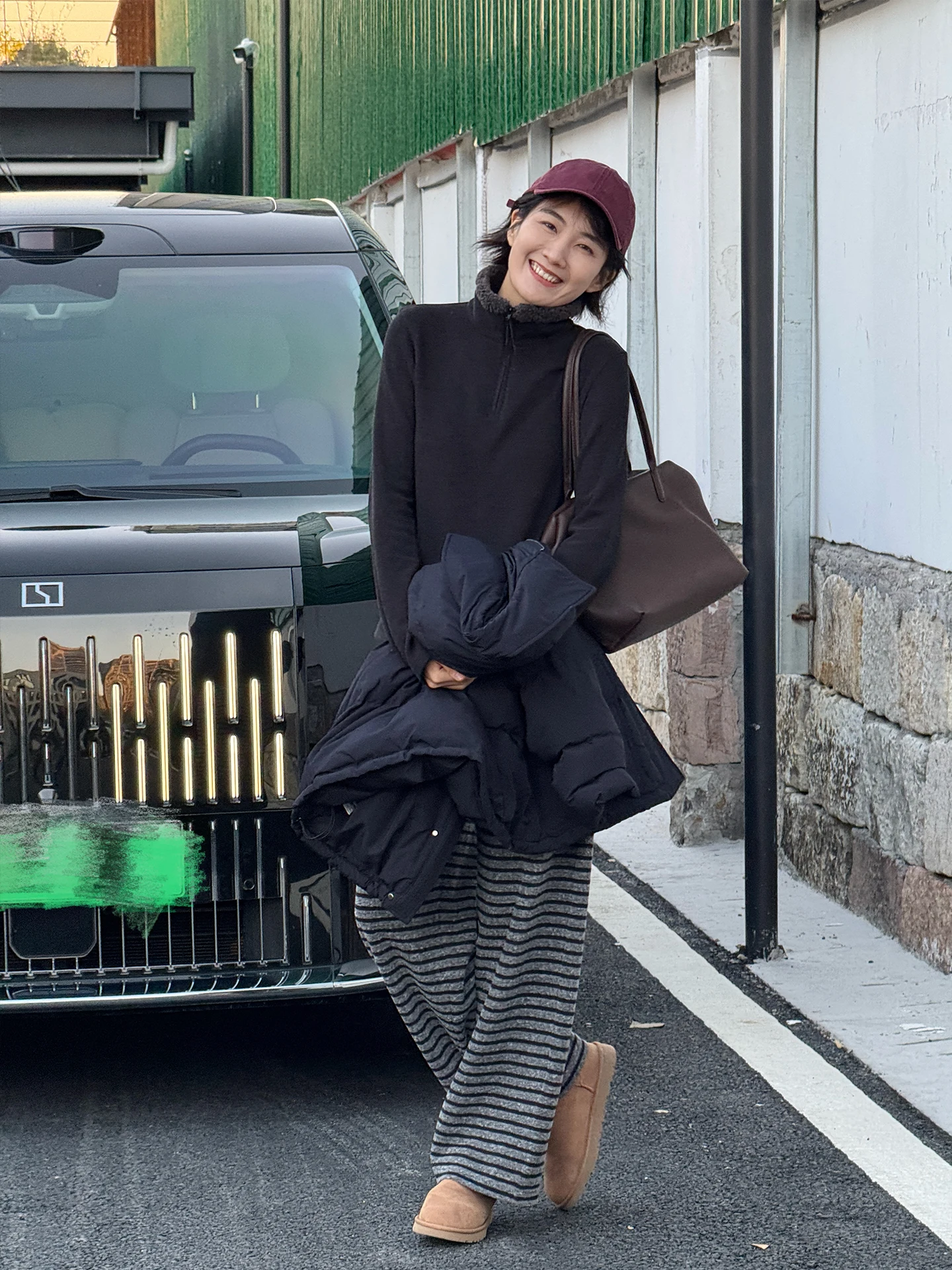 深灰色ハーフジップタートルネックスウェットシャツ：春用通勤風のゆったりフィットスタイル