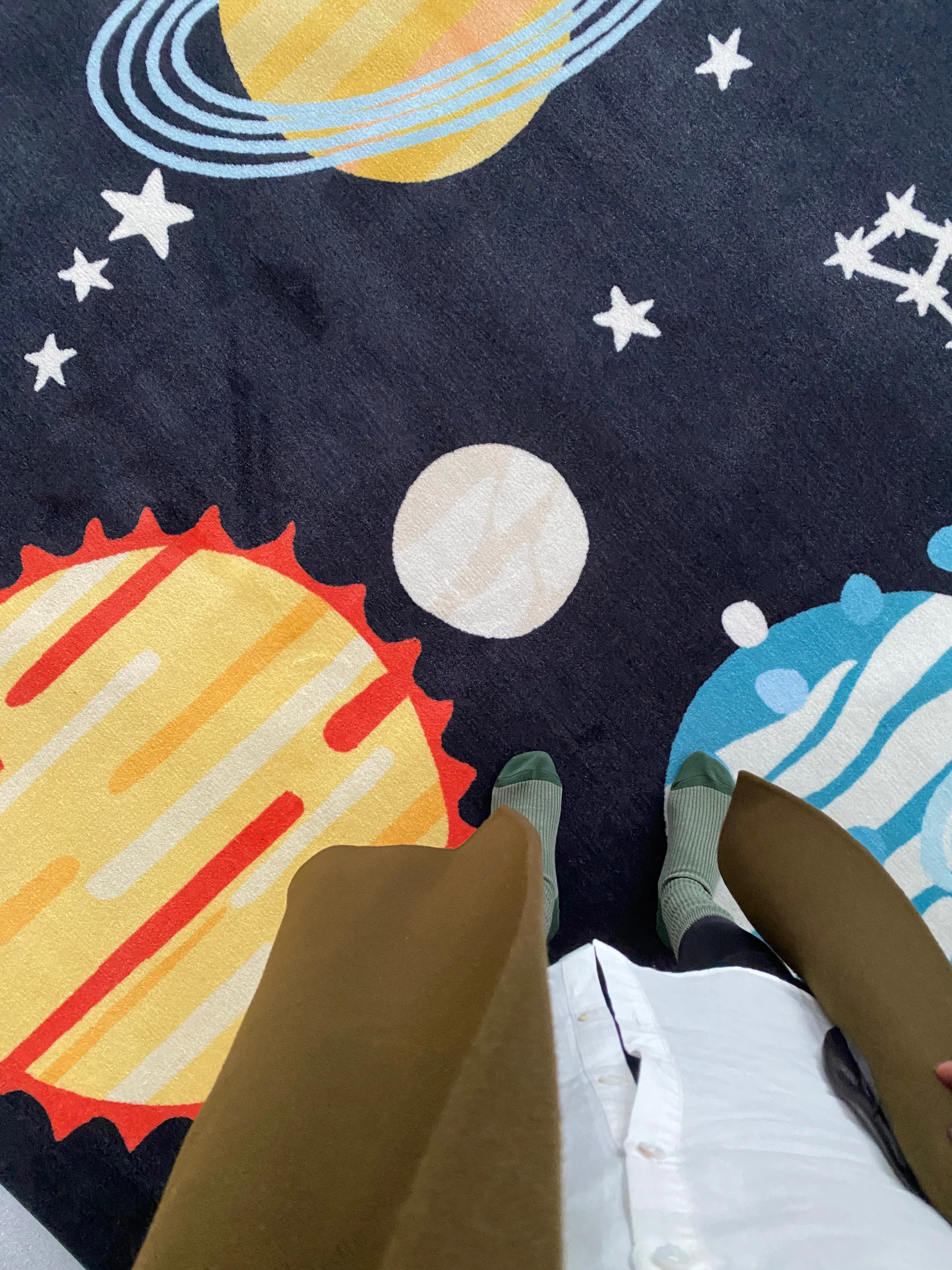 深い青色の星柄ラグ：子供部屋・リビングで遊び場を快適に