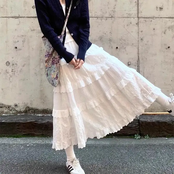白色レース花柄のミディ丈フレアスカート【春用・大きいサイズ・エレガント】