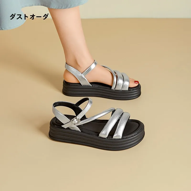 シンプルデザインの夏用ビーチサンダル：フラット中ヒールで長時間履きやすい実用性