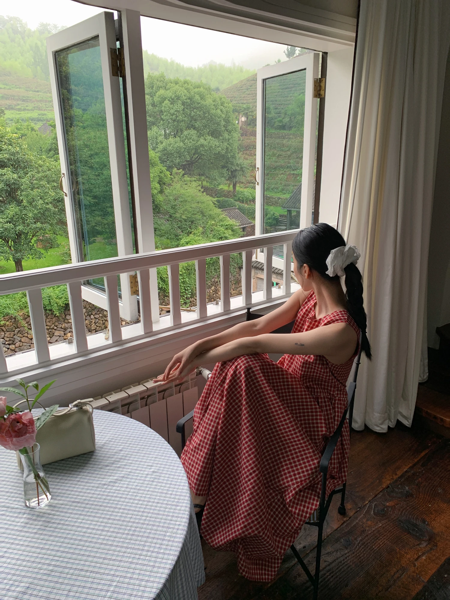 フレアシャツワンピースをどう選ぶ？レトロなチェックが夏を彩る、ゆったりシルエットの1着が答えになる
