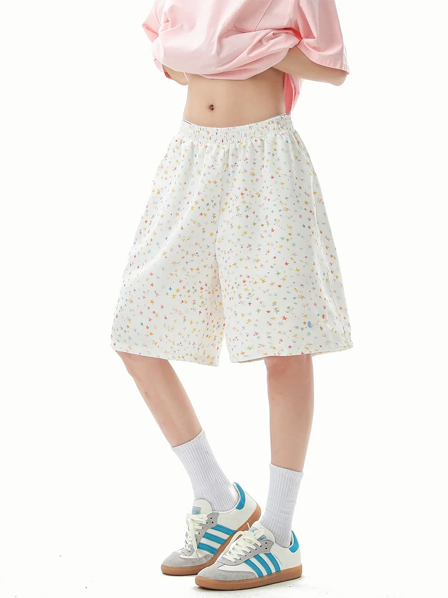 大人っぽい夏服としての星柄プリントショートパンツ：通勤風の実用性とデザインバランス