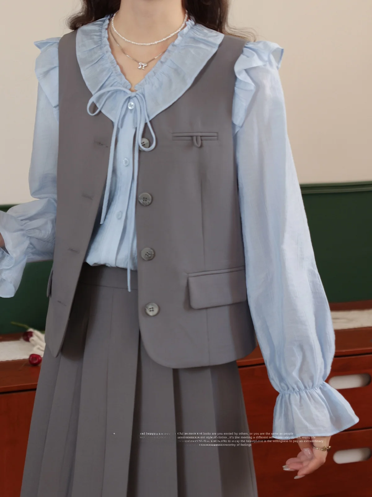 10月中ばに着る服装はどう選ぶ？50代女性の秋旅行ファッションに最適なベストとスカートのセットアップとは