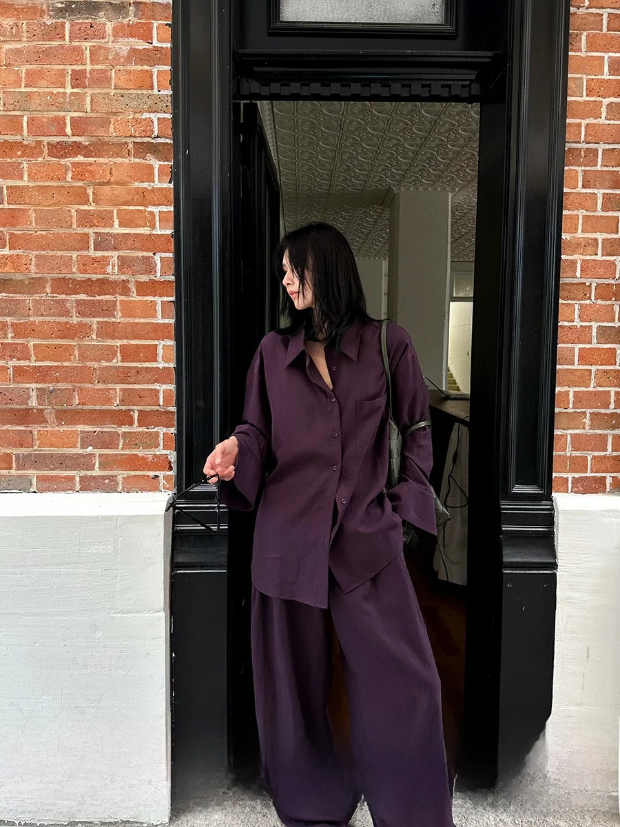 影を演出する暗紫色のゆったりシルエットシャツとロングパンツセット：ライブファッションの着こなしに最適な定番アイテム
